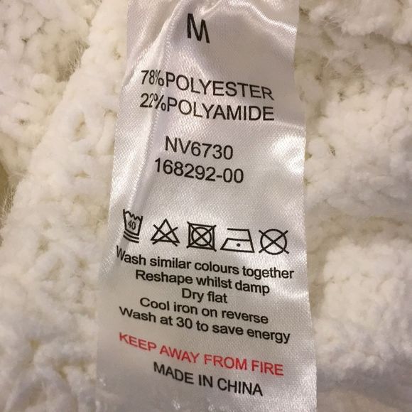 CUPCAKE Ivory Long Sleeve V-Neck Cable Chunky Cable Knit Sweater Sz M NWT - Picture 12 of 13